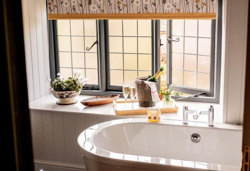 סוויטה, The Bell At Sapperton