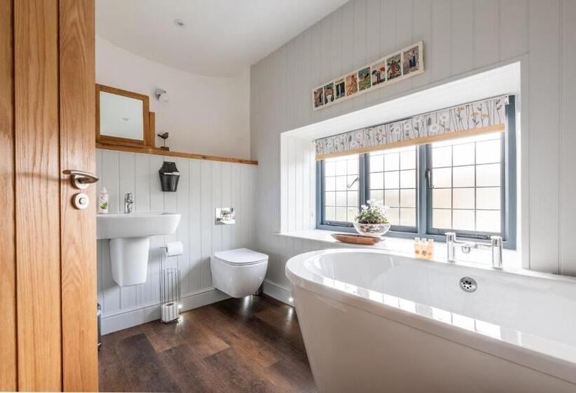 סוויטה, The Bell At Sapperton