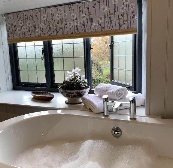 סוויטה, The Bell At Sapperton