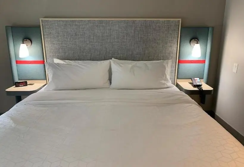 身障者適用キングサイズベッドルーム, Avid Hotels   Salem, An Ihg