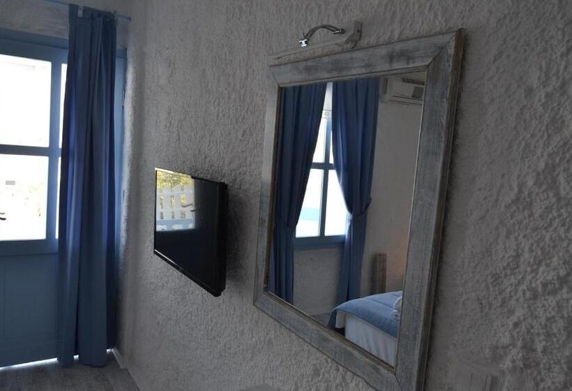 חדר סטנדרט לשלושה עם מרפסת, Thea Butik Hotel & Restaurant