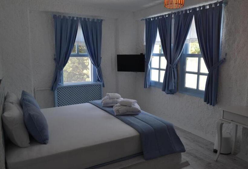 חדר סטנדרט לשלושה עם מרפסת, Thea Butik Hotel & Restaurant