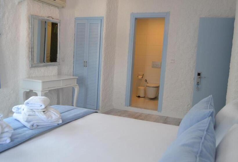 חדר סטנדרט לשלושה עם מרפסת, Thea Butik Hotel & Restaurant