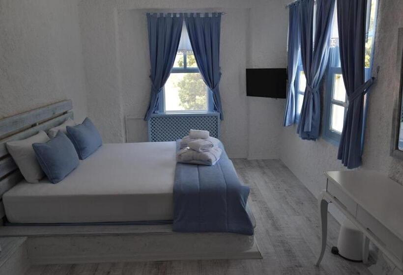 חדר סטנדרט לשלושה עם מרפסת, Thea Butik Hotel & Restaurant