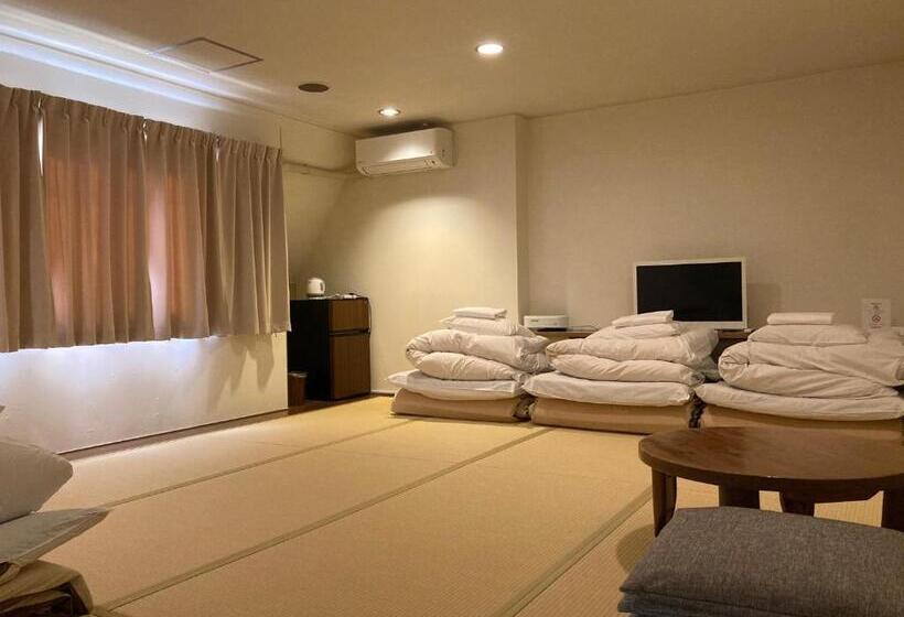 Семейный Номер, J Hoppers Beppu Guesthouse ジェイホッパーズ別府ゲストハウス