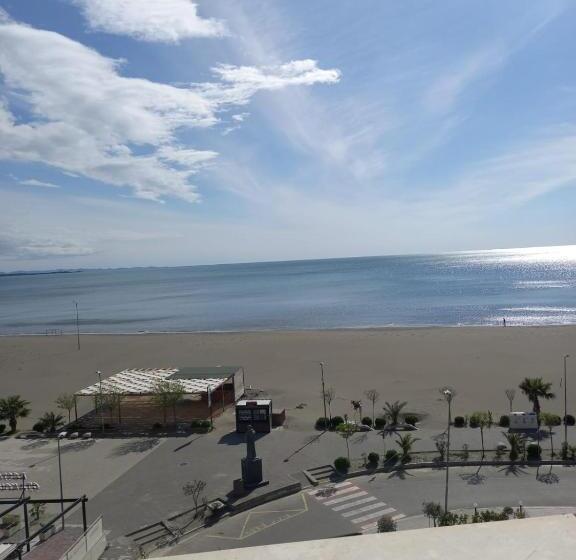 חדר משפחתי דלוקס, Eden