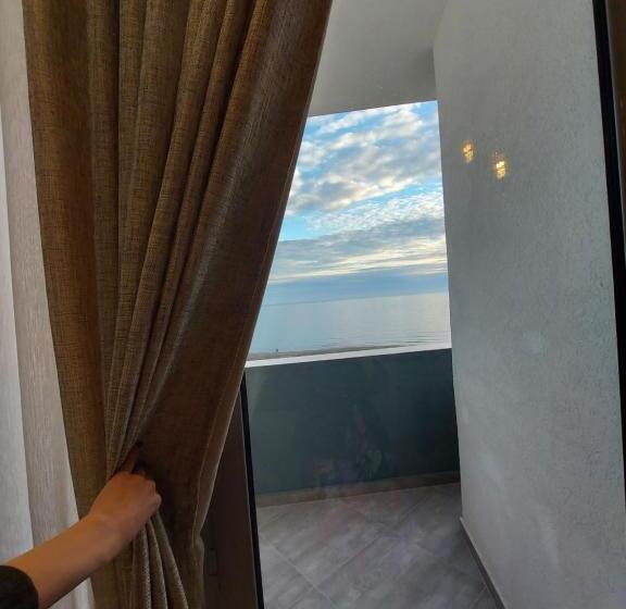 דירת חדר נוף לים, Eden