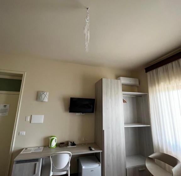 اتاق خانوادگی, All’anoneto B&b