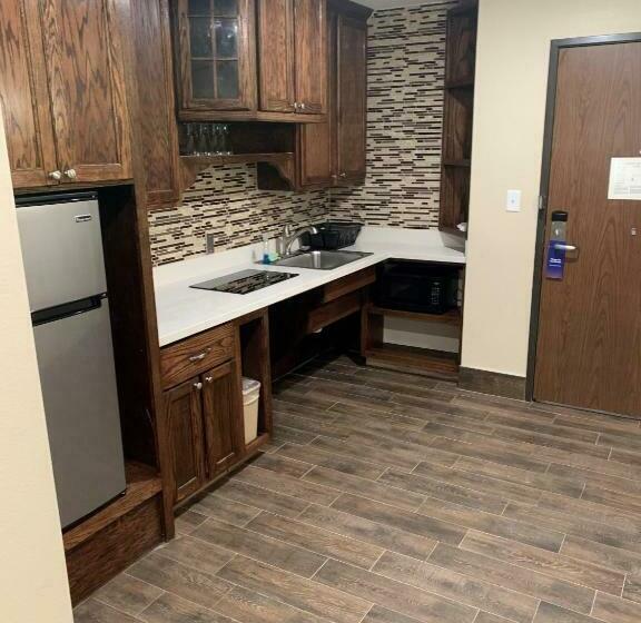 جناح لذوى الاحتياجات الخاصة, Comfort Suites West Monroe Near Ike Hamilton Expo Center