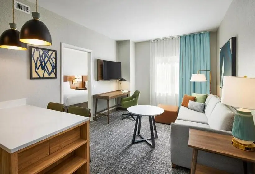 キングサイズベッドのスイートルーム, Staybridge Suites   Auburn   University Area, An Ihg