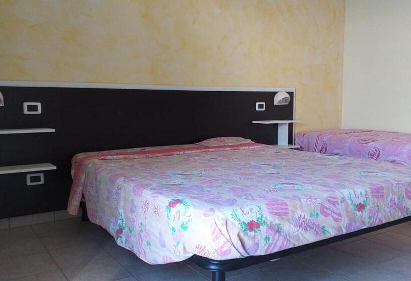 Номер Стандарт Индивидуальный, Room In Bb   Spacious Double Room A Stones Throw From The Sea