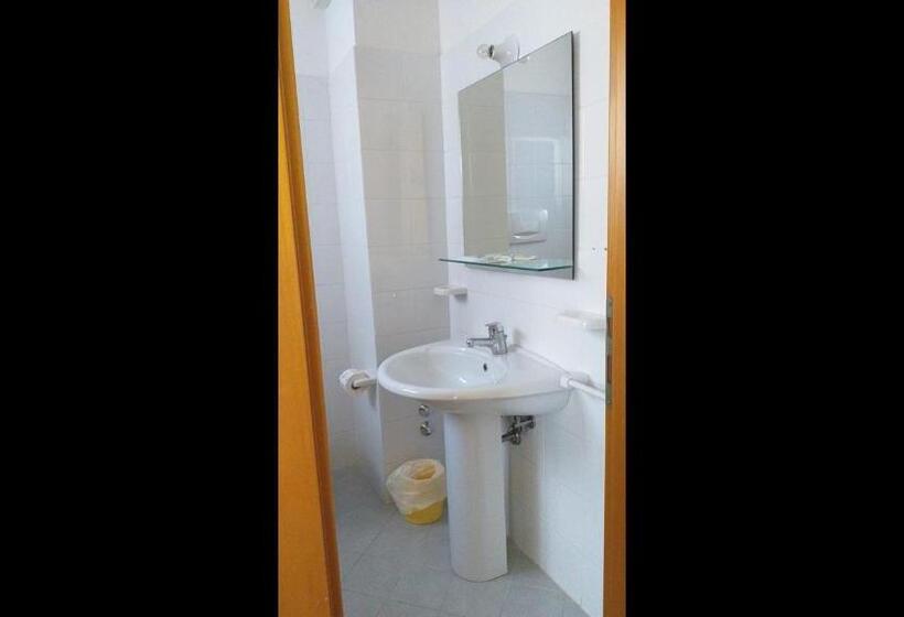 スタンダードシングルルーム, Room In Bb Spacious Double Room A Stones Throw From The Sea