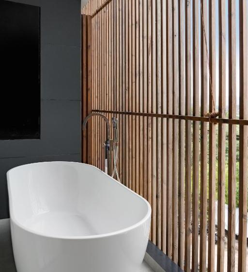 غرفة ديلوكس مزودة بشرفة, Radisson Resort And Spa Lonavala