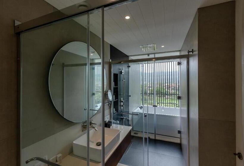 جناح مزوَّد بشرفة, Radisson Resort And Spa Lonavala