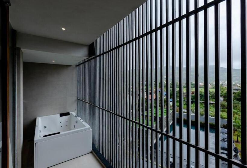 جناح مزوَّد بشرفة, Radisson Resort And Spa Lonavala