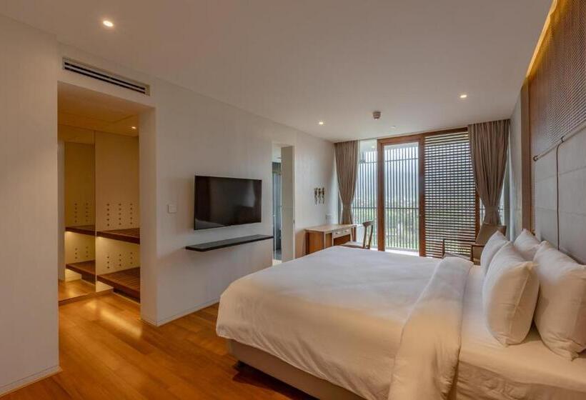 Люкс с Балконом, Radisson Resort And Spa Lonavala