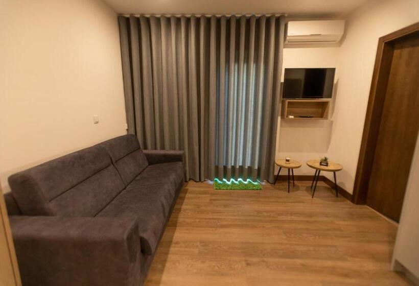 수피리어 스튜디오, Golden Mirror