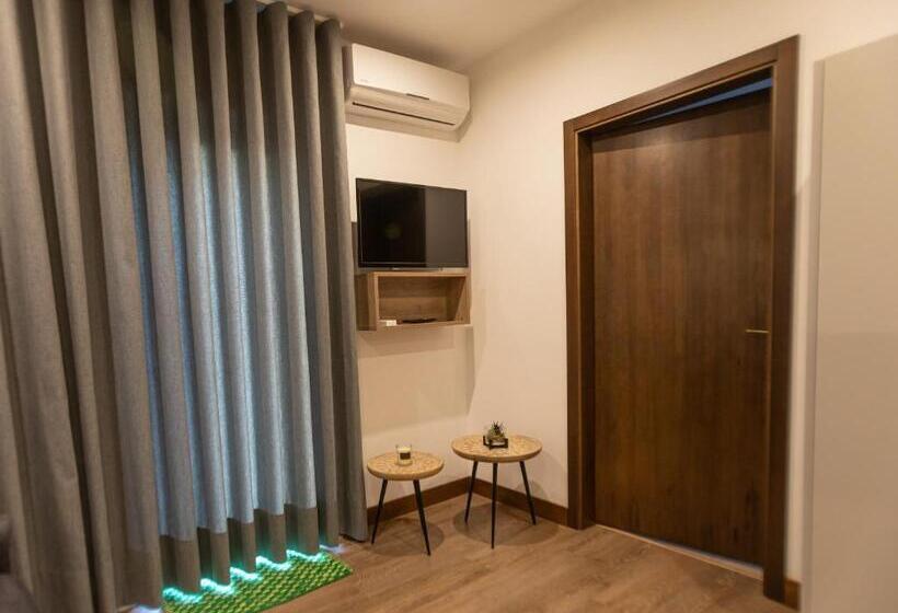 수피리어 스튜디오, Golden Mirror