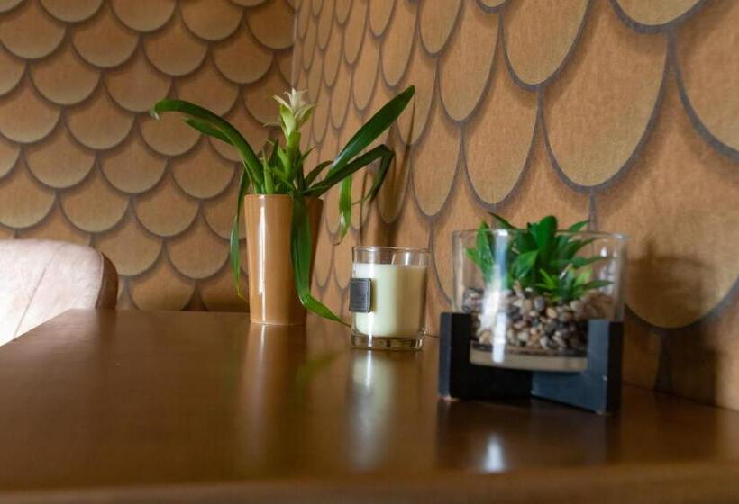 발코니가 있는 스위트, Golden Mirror