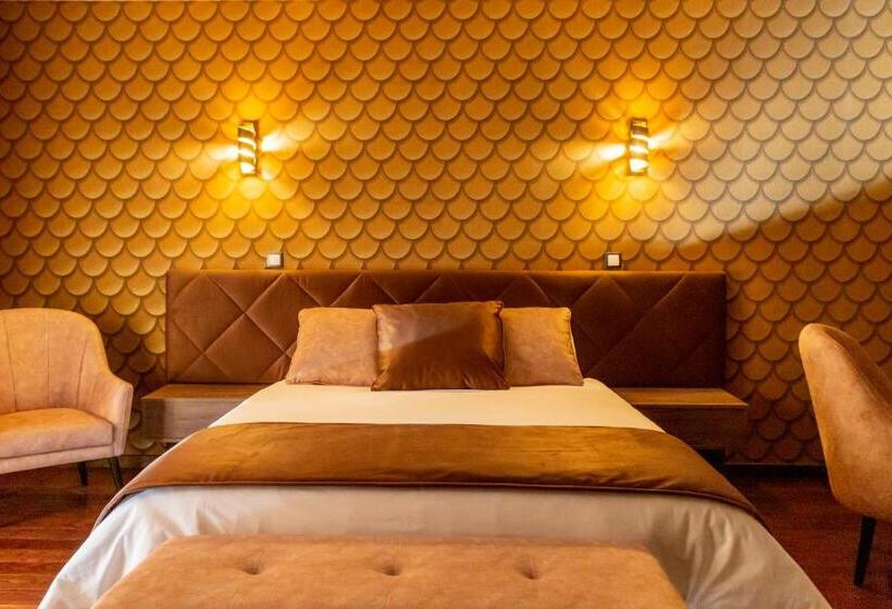 발코니가 있는 스위트, Golden Mirror