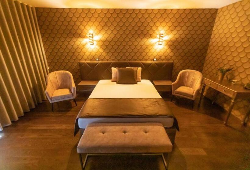 발코니가 있는 스위트, Golden Mirror