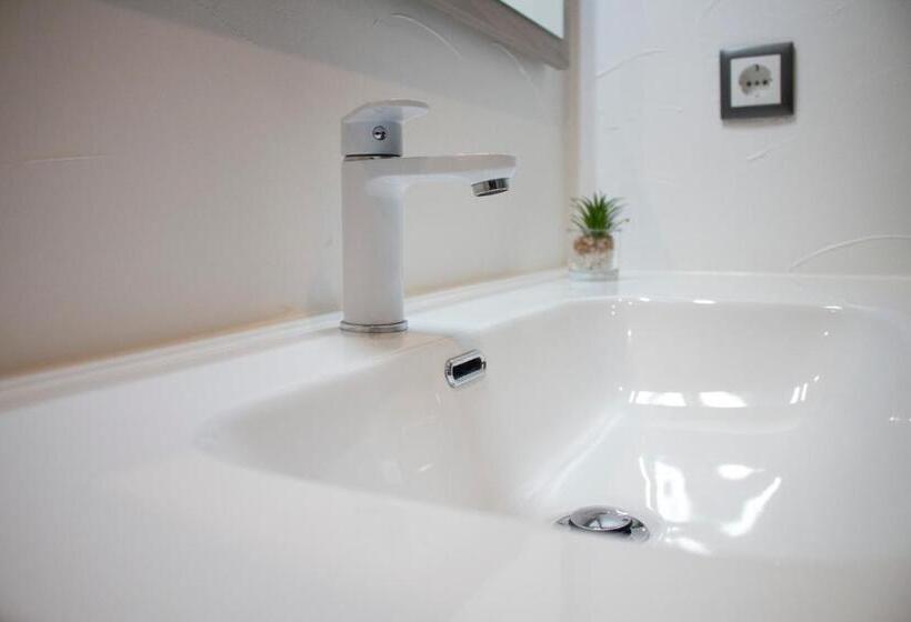 带阳台套房, Golden Mirror