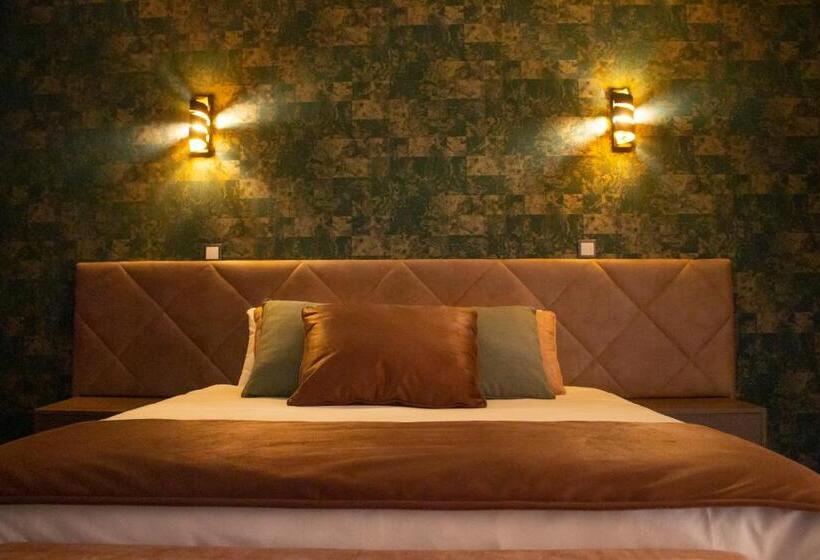 발코니가 있는 스위트, Golden Mirror