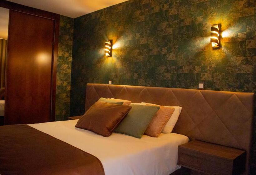 발코니가 있는 스위트, Golden Mirror