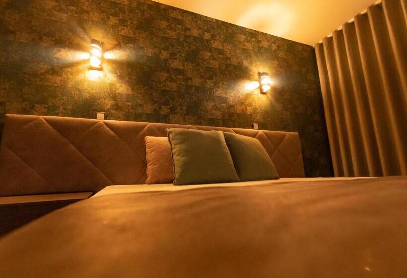 발코니가 있는 스위트, Golden Mirror