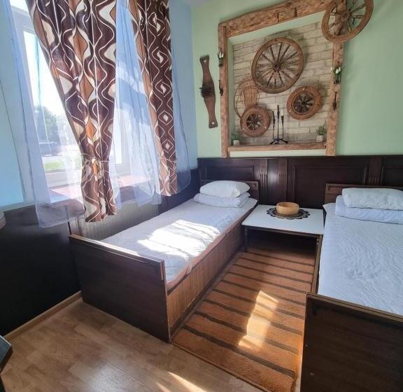 اتاق استاندارد با سرویس بهداشتی مشترک, Hellovilniushostel