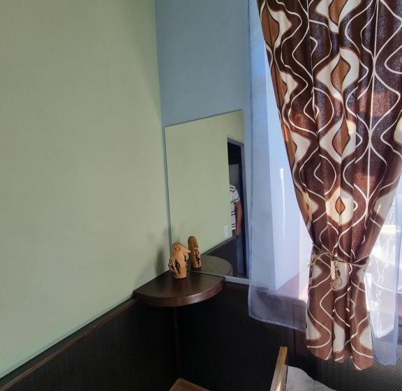 اتاق استاندارد با سرویس بهداشتی مشترک, Hellovilniushostel