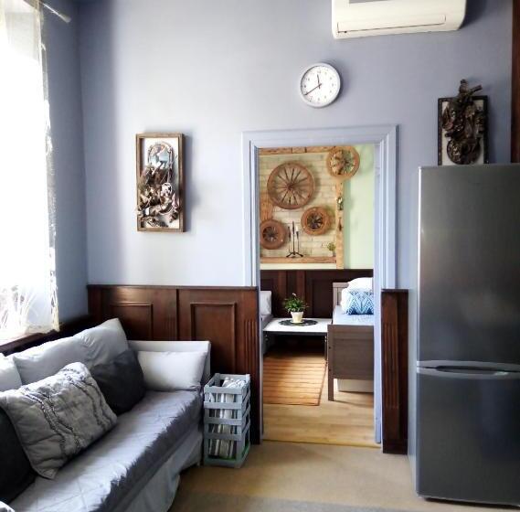 اتاق استاندارد با سرویس بهداشتی مشترک, Hellovilniushostel