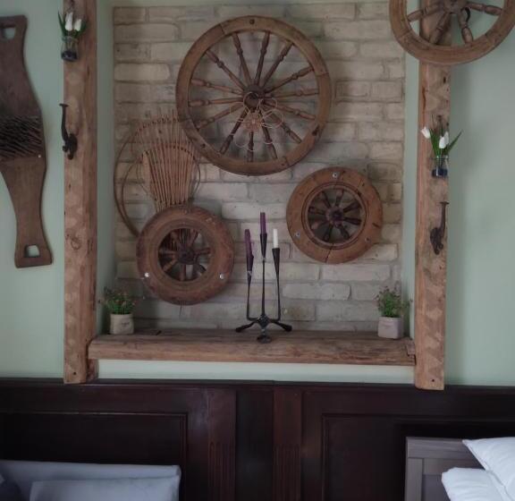 اتاق استاندارد با سرویس بهداشتی مشترک, Hellovilniushostel