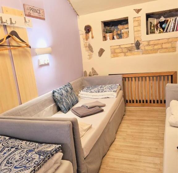 اتاق سهنفرۀ استاندارد با سرویس بهداشتی بیرون از اتاق, Hellovilniushostel