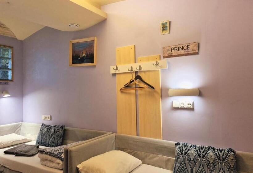 اتاق سهنفرۀ استاندارد با سرویس بهداشتی بیرون از اتاق, Hellovilniushostel