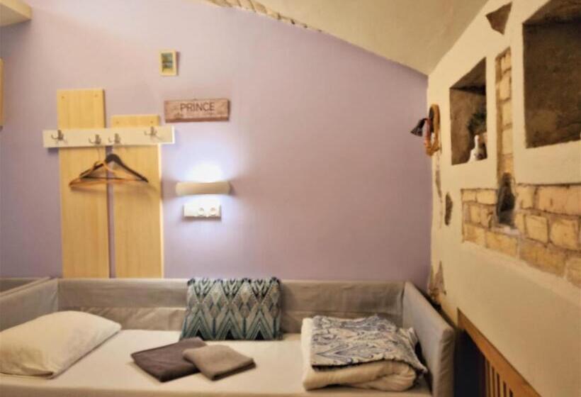 اتاق سهنفرۀ استاندارد با سرویس بهداشتی بیرون از اتاق, Hellovilniushostel