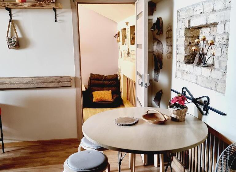 اتاق سهنفرۀ استاندارد با سرویس بهداشتی بیرون از اتاق, Hellovilniushostel