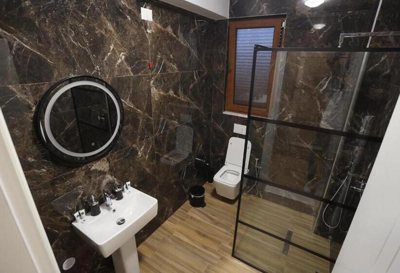 חדר אקונומי, House Of Horses Shtepia E Kuajve