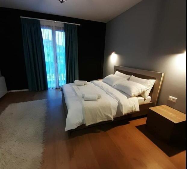 חדר סטנדרט לשלושה עם מרפסת, House Of Horses Shtepia E Kuajve