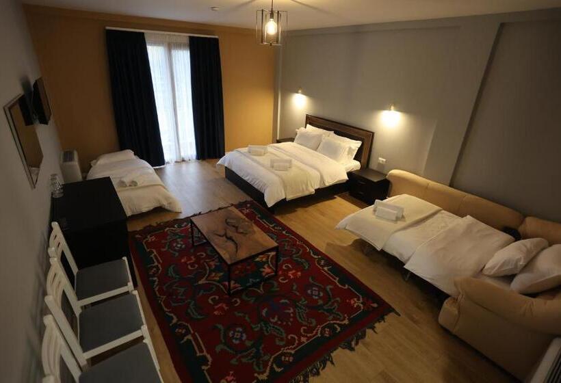 חדר משפחתי, House Of Horses Shtepia E Kuajve