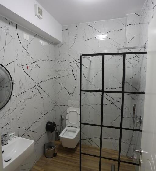 חדר משפחתי, House Of Horses Shtepia E Kuajve