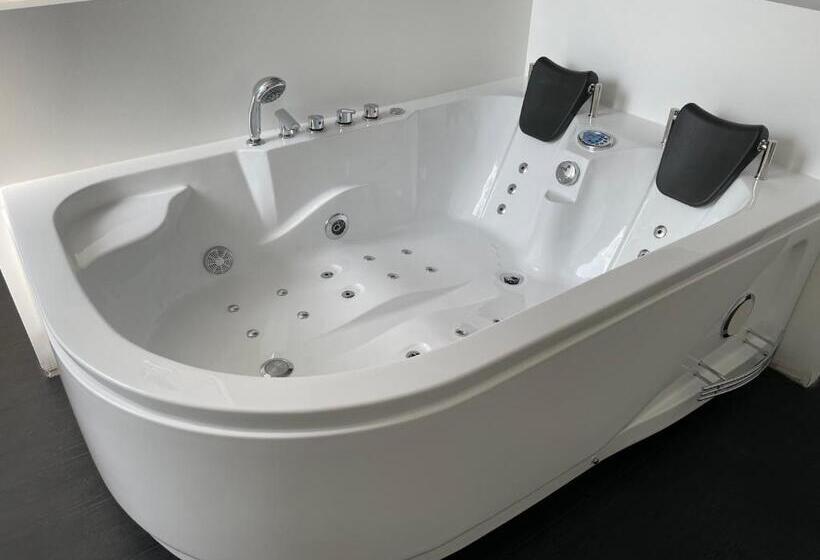Люкс с гидромассажем, Hôtel & Spa Du Tremplin