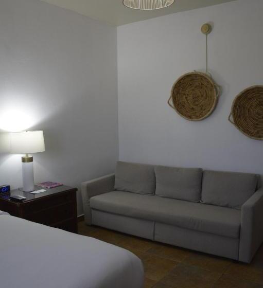 سوییت جونیور, Turtle Bay Inn