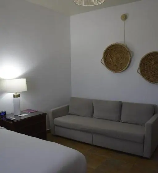 سوییت جونیور, Turtle Bay Inn