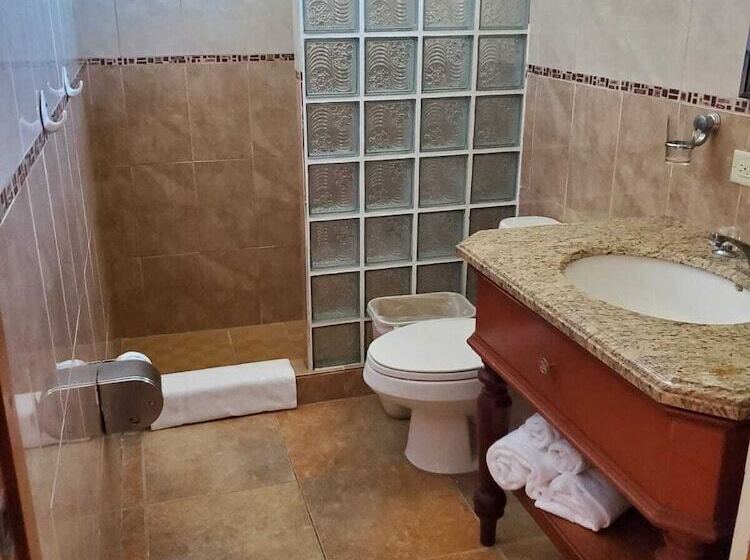 سوییت جونیور, Turtle Bay Inn