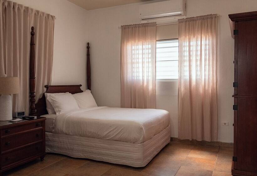 سوییت جونیور, Turtle Bay Inn