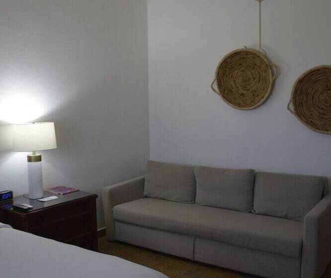 سوییت جونیور, Turtle Bay Inn