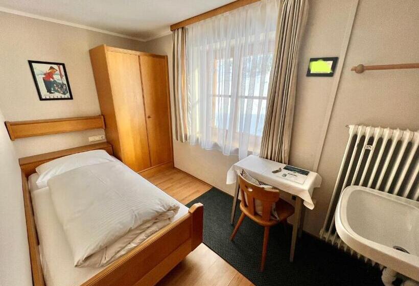 اتاق استاندارد یک تخته با سرویس بهداشتی مشترک, Lech Hostel