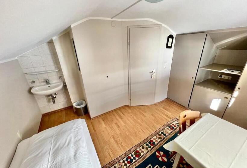 اتاق استاندارد یک تخته با سرویس بهداشتی مشترک, Lech Hostel