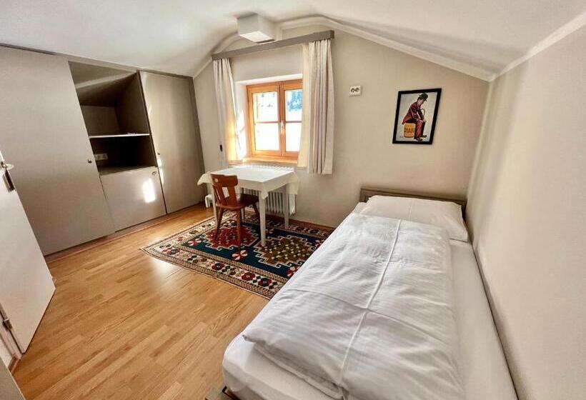 اتاق استاندارد یک تخته با سرویس بهداشتی مشترک, Lech Hostel